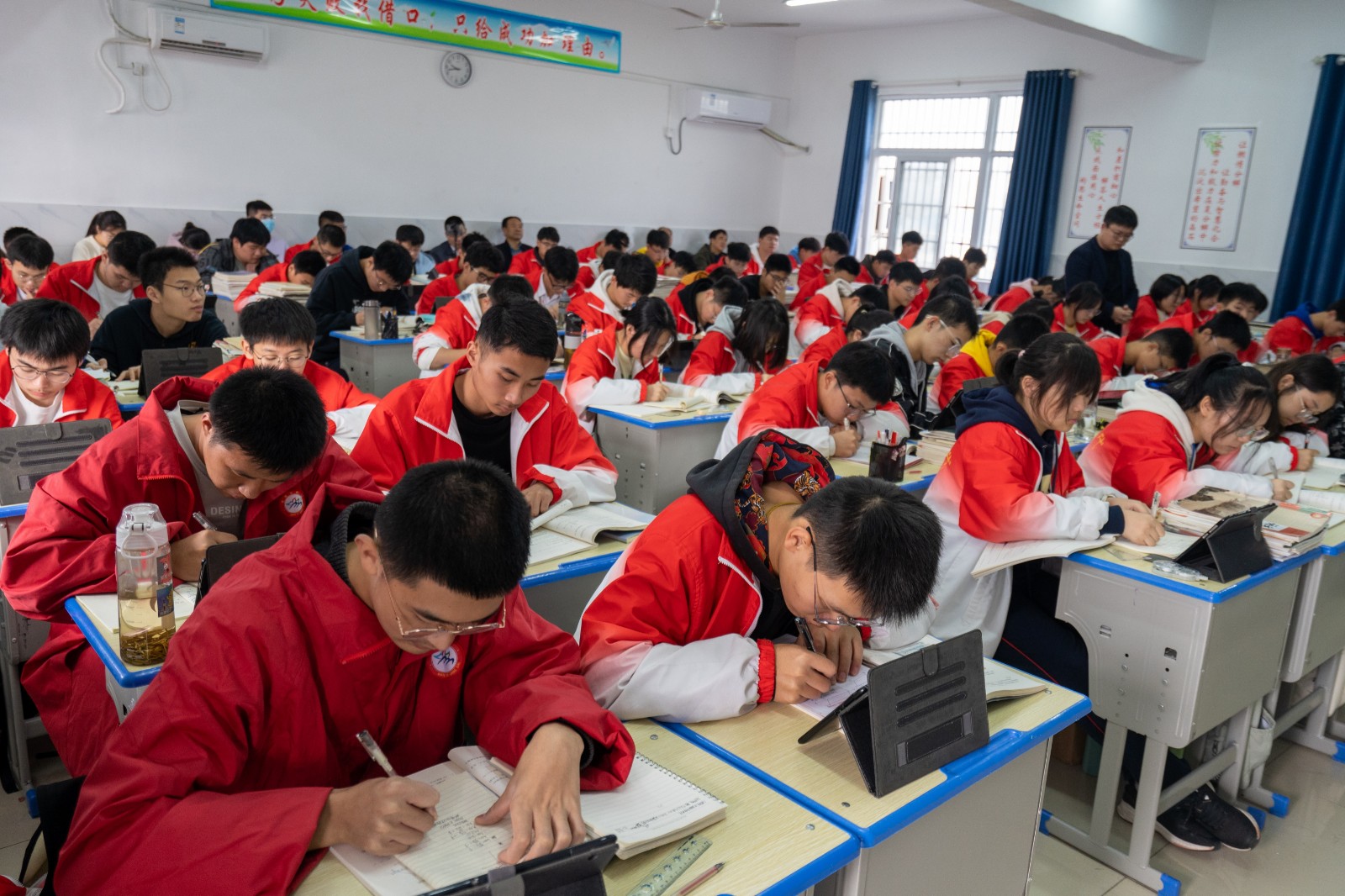 认真的学子.jpg